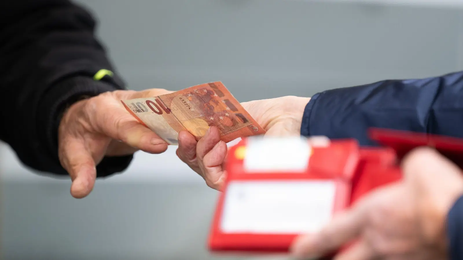 Die Preissteigerungen haben viele Menschen in Bayern nicht nur beim Wocheneinkauf zu spüren bekommen. (Symbolbild) (Foto: Sebastian Kahnert/dpa)