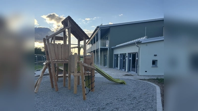 Der schön gestaltete Außenbereich lädt zum Spielen ein. (Foto: Stadt Merkendorf)