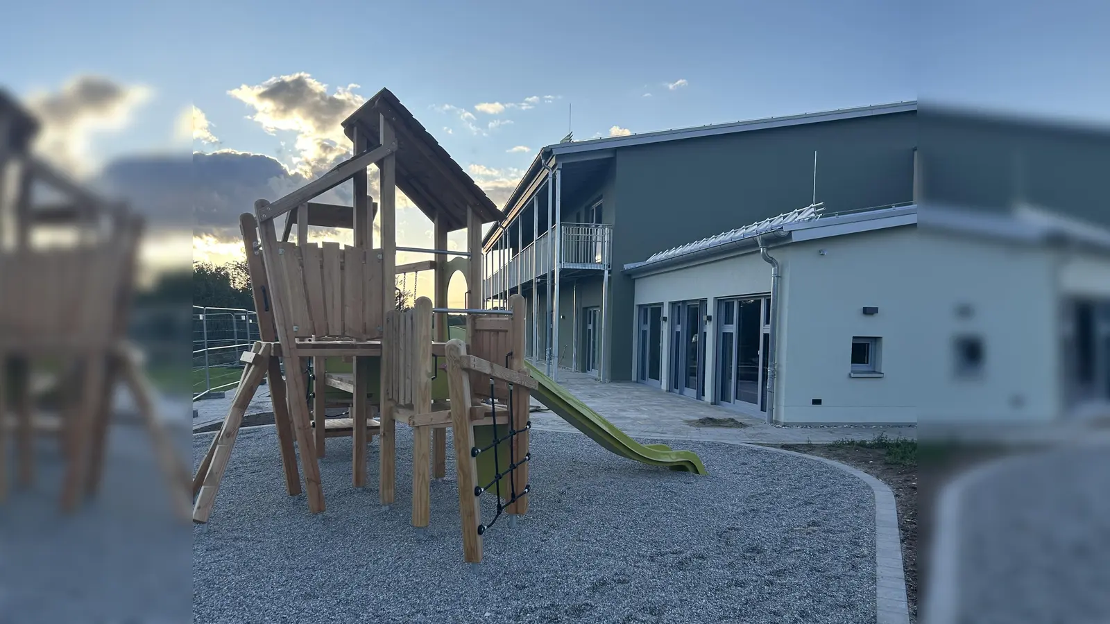 Der schön gestaltete Außenbereich lädt zum Spielen ein. (Foto: Stadt Merkendorf)