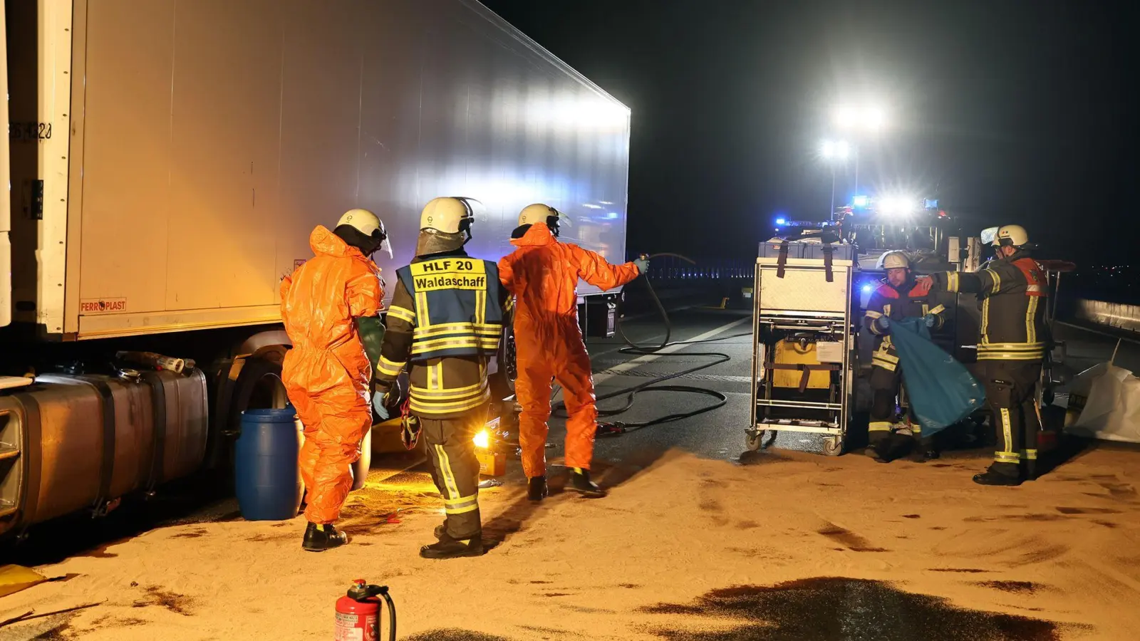 Hunderte Liter Diesel sind auf der A3 ausgelaufen.  (Foto: Ralf Hettler/dpa)