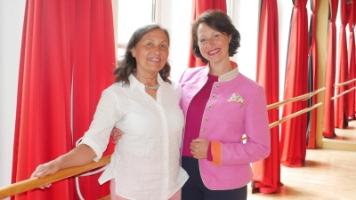 Birgit Unger (links) übernahm die Tanzeinrichtung vor 37 Jahren. 2002 stieg ihre Tochter Lilli in die Geschäftsführung mit ein. Seit 2003 findet der Unterricht im historischen Pilgerhof in Seidelsdorf statt. (Foto: Lisa-Maria Liebing)