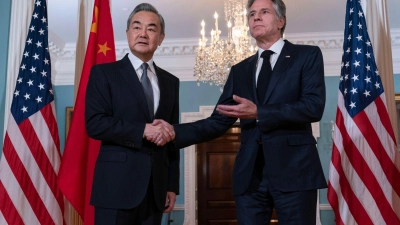 Chinas Außenminister Wang Yi und US-Außenminister Antony Blinken haben sich in Washington getroffen. (Foto: Jose Luis Magana/AP/dpa)