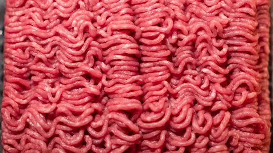 Bio-Hackfleisch vom Rind aus dem Supermarkt liegt in einer Schale. (Foto: Daniel Karmann/dpa)