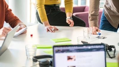 Und wer entscheidet jetzt? Flache Hierarchien im Unternehmen bedeuten auch: viel Eigenverantwortung und Konfliktpotenzial im Team.  (Foto: Zacharie Scheurer/dpa-tmn)