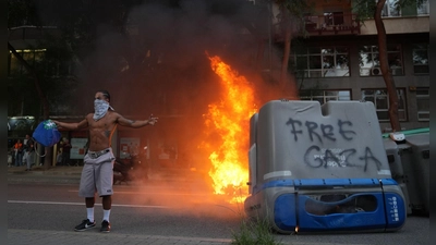 In Barcelona ist eine Demonstration gegen Israels Militäreinsatz im Gazastreifen in Gewalt umgeschlagen. (Foto: David Zorrakino/EUROPA PRESS/dpa)