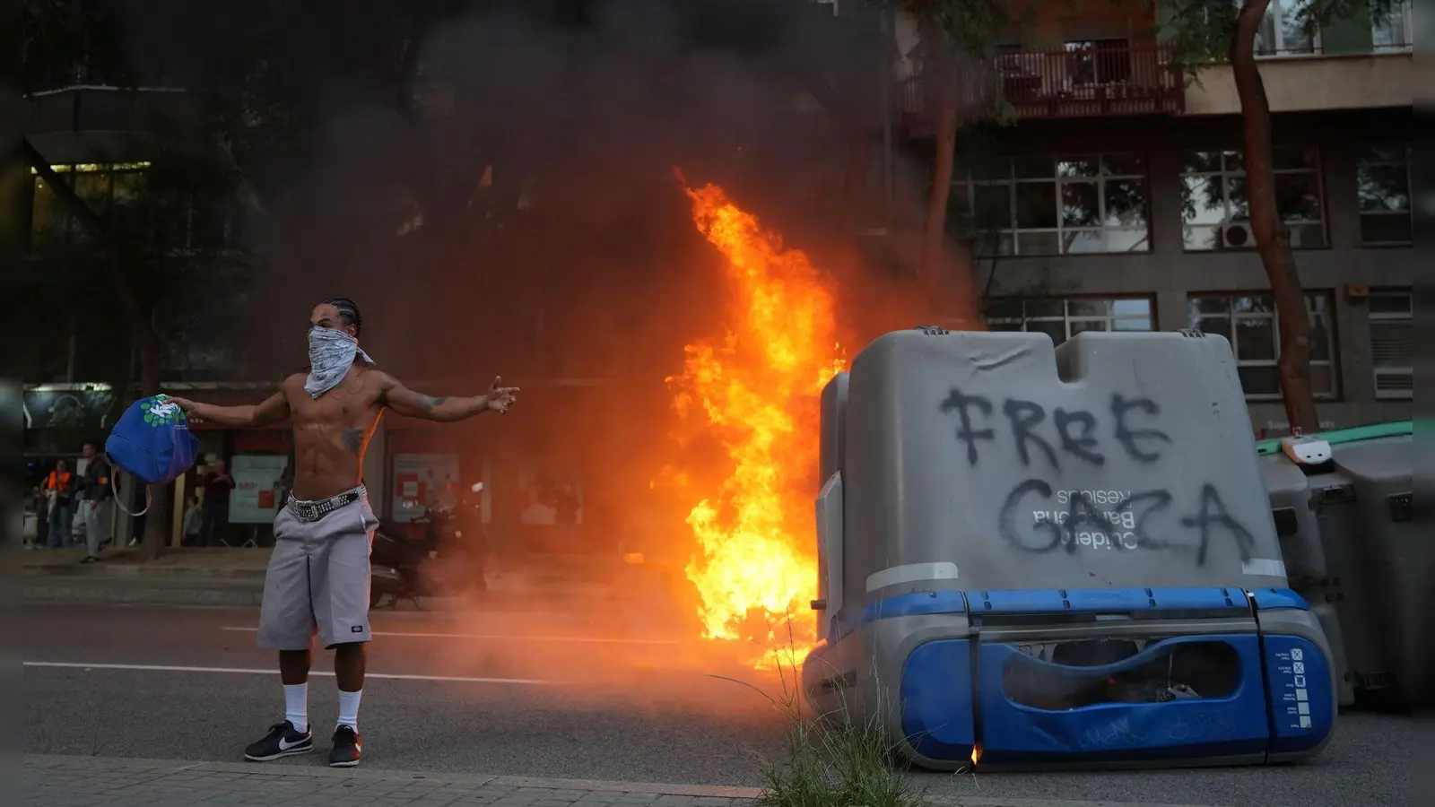 In Barcelona ist eine Demonstration gegen Israels Militäreinsatz im Gazastreifen in Gewalt umgeschlagen. (Foto: David Zorrakino/EUROPA PRESS/dpa)
