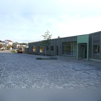 Die Paul-Keim-Straße im Feuchtwanger Wohngebiet Röschenhof soll im Bereich des Kindergartens und des Spielplatzes als verkehrsberuhigter Bereich ausgewiesen werden. (Foto: Jasmin Kiendl)
