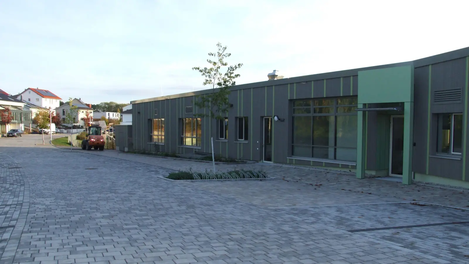 Die Paul-Keim-Straße im Feuchtwanger Wohngebiet Röschenhof soll im Bereich des Kindergartens und des Spielplatzes als verkehrsberuhigter Bereich ausgewiesen werden. (Foto: Jasmin Kiendl)