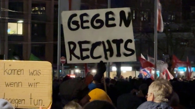 Menschen demonstrieren in Freiburg gegen Rechtsextremismus und halten Schilder mit der Aufschrift „Gegen Rechts“ hoch. (Foto: Valentin Gensch/dpa)