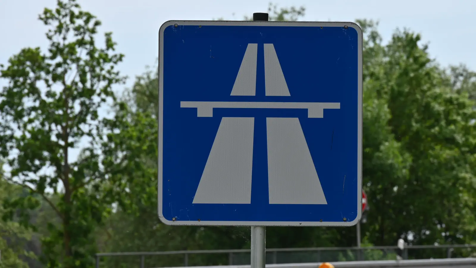Ein Spanner filmte an einem Parkplatz an der Autobahn Frauen in der Toilette.  (Foto: Manfred Blendinger)