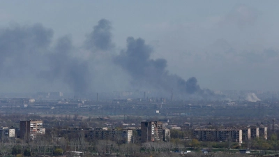 Rauch steigt über dem Azovstal-Werk in der Hafenstadt Mariupol auf. (Foto: Victor/Xinhua/dpa)
