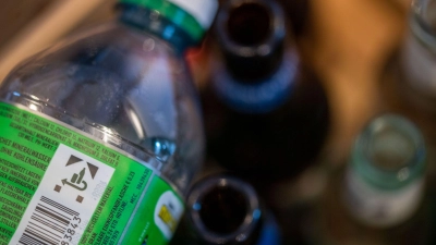 Sein Pfandflaschen-Geld spendete ein Obdachloser an ein Frauenhilfswerk. (Symbolfoto)  (Foto: Lino Mirgeler/dpa)