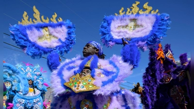 Mitglieder der Monogram Hunters Black Masking Indians paradieren am Mardi Gras Day in New Orleans. (Foto: Matthew Hinton/The Times-Picayune/The New Orleans Advocate via AP/dpa)