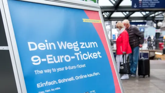 In Hamburg hat der Vorverkauf des 9-Euro-Tickets für den Nah- und Regionalverkehr begonnen. (Foto: Daniel Bockwoldt/dpa)