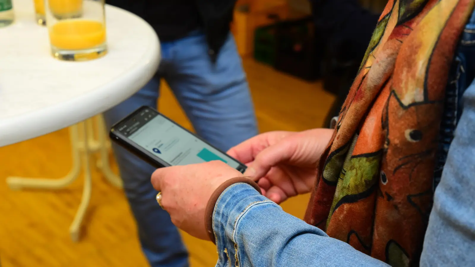 Gespannt verfolgten am Sonntag Abend die Menschen den Ausgang der Bürgermeisterwahl auf ihren Smartphones. (Foto: Irmeli Pohl)