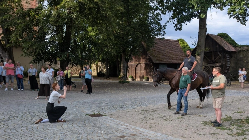 Die Lore kniet vor dem Feldherren auf dem Pferd nieder. Im Spitalhof in Dinkelsbühl wurde am Montagabend die Stadtübergabe geprobt. (Foto: Friedrich Zinnecker)