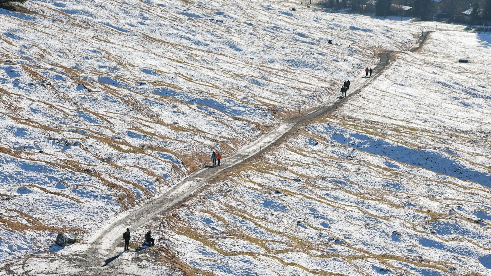 Die Sonne wird laut Deutschem Wetterdienst in Bayern heute vielerorts den Wolken weichen. An Silvester soll es vielerorts schneien.  (Foto: Daniel Karmann/dpa)