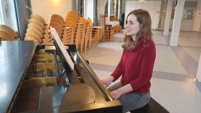 Normalerweise findet man Kantorin Anne Barkowski vor allem an den Orgeln in Bad Windsheim. Aber auch am Flügel im Lutherhaus ist sie zugange. Dort probt sie mit dem Kinderchor. (Foto: Anna Franck)
