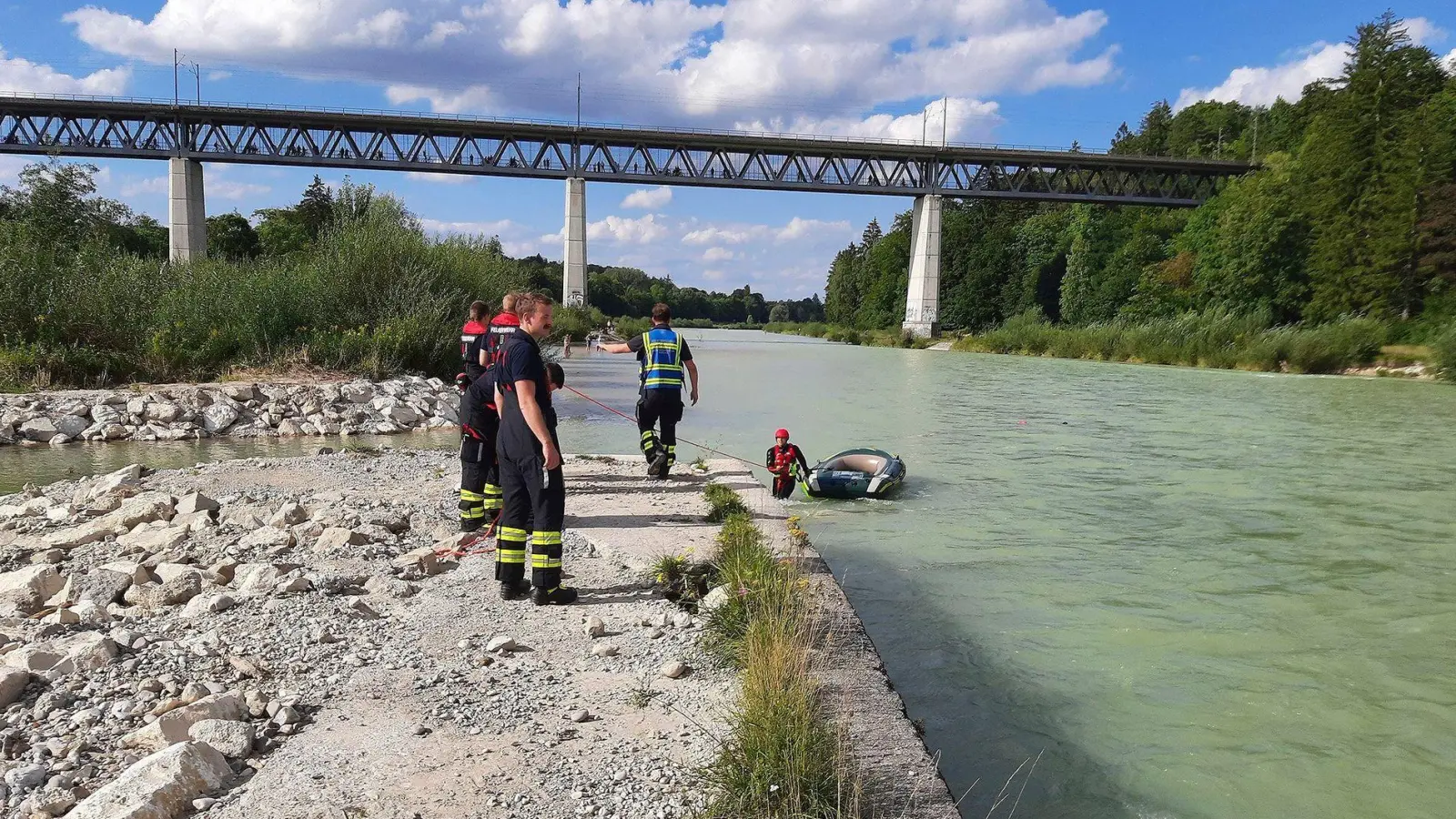 Strömungsretter der Feuerwehr zogen das gekenterte Schlauchboot aus der Isar. (Foto: -/Berufsfeuerwehr München/dpa)