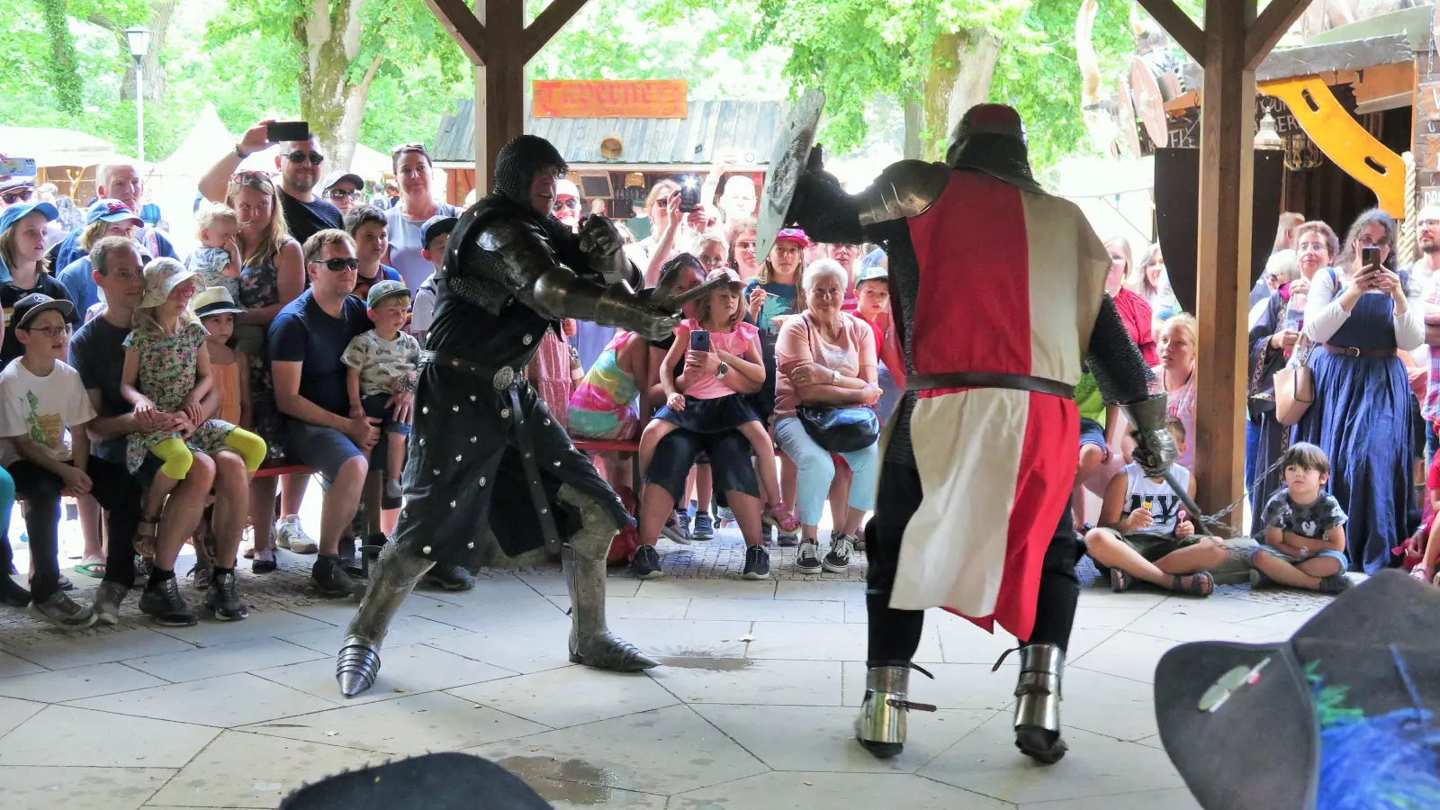 Ein vermeintlicher Eierdieb ist die Ursache für ein Duell zweier Ritter auf dem Mittelaltermarkt in Dinkelsbühl. (Foto: Alexander Schäffer)
