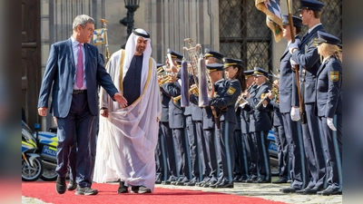 Ehrenformation im Kaiserhof der Münchner Residenz für Scheich Mohammed. (Foto: Peter Kneffel/dpa)