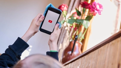 Weniger Endlos-Scrollen: Eltern können die tägliche Nutzungszeit für YouTube-Shorts in den Einstellungen begrenzen oder die Shorts ganz abschalten. (Foto: Annette Riedl/dpa/dpa-tmn)