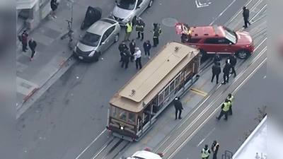  Mehr als ein Dutzend Menschen werden bei dem abrupten Halt verletzt.  (Foto: Uncredited/KGO-TV/AP/dpa)