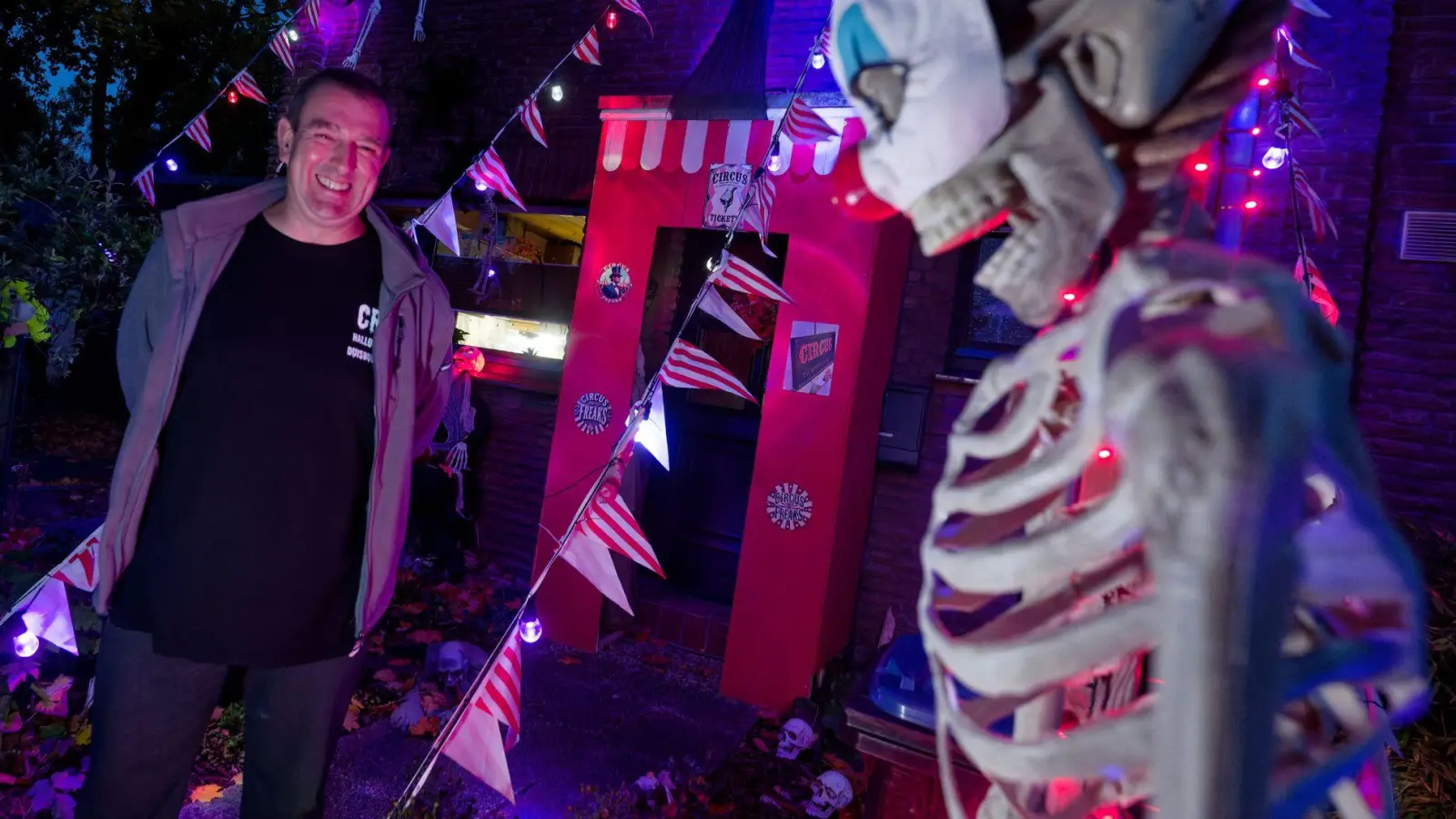 Er hat gut lachen: Dieses Jahr ist das Motto in Sven Wagners Halloween-Haus „Freak Circus“. (Foto: Henning Kaiser/dpa)