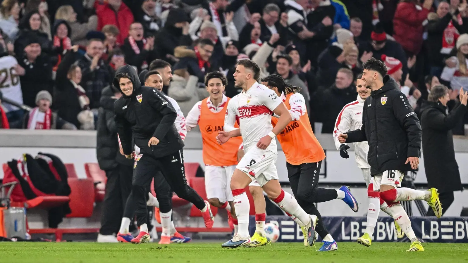 Ermedin Demirovic jubelt nach seinem Tor zum 1:0. (Foto: Harry Langer/dpa)