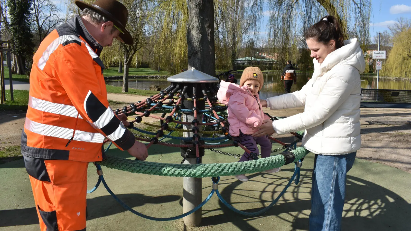 Zu den Aufgaben von Bauhofmitarbeiter Friedrich Lunz gehört es auch, die Geräte auf den zahlreichen Spielplätzen in Neustadt zu prüfen. Hier schaut er auf dem Areal an der Bleiche vorbei. (Foto: Ute Niephaus)