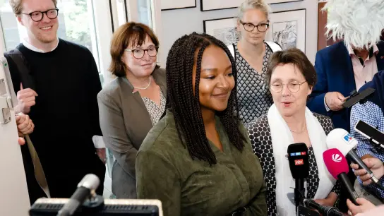 Die Spitzen-Grünen Lasse Petersdotter (l-r), Eka von Kalben, Aminata Touré, Ann-Kathrin Tranziska und Monika Heinold stehen in Kiel vor Journalisten. (Foto: Frank Molter/dpa)
