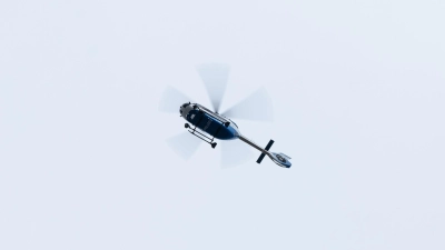Auch mit einem Polizeihubschrauber suchen die Beamten nach dem flüchtigen Duo. (Symbolbild) (Foto: Silas Stein/dpa)