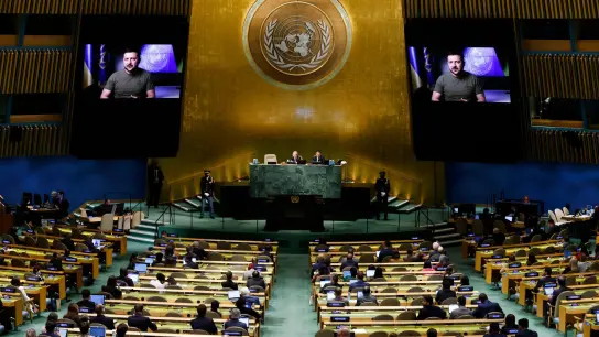 Bei der UN-Vollversammlung distanzieren sich immer mehr Länder von Moskau. (Foto: Jason Decrow/AP/dpa)