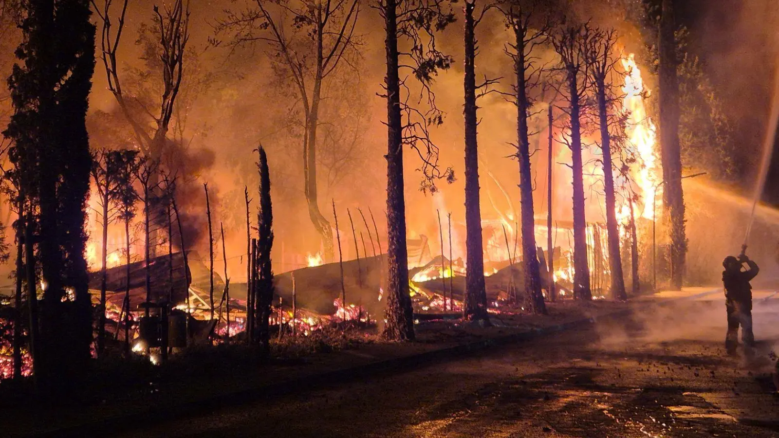 Mehr als 20 Menschen wurden bei dem Brand auf dem Campingplatz am Gardasee verletzt. (Foto: Florian Blaes/dpa)