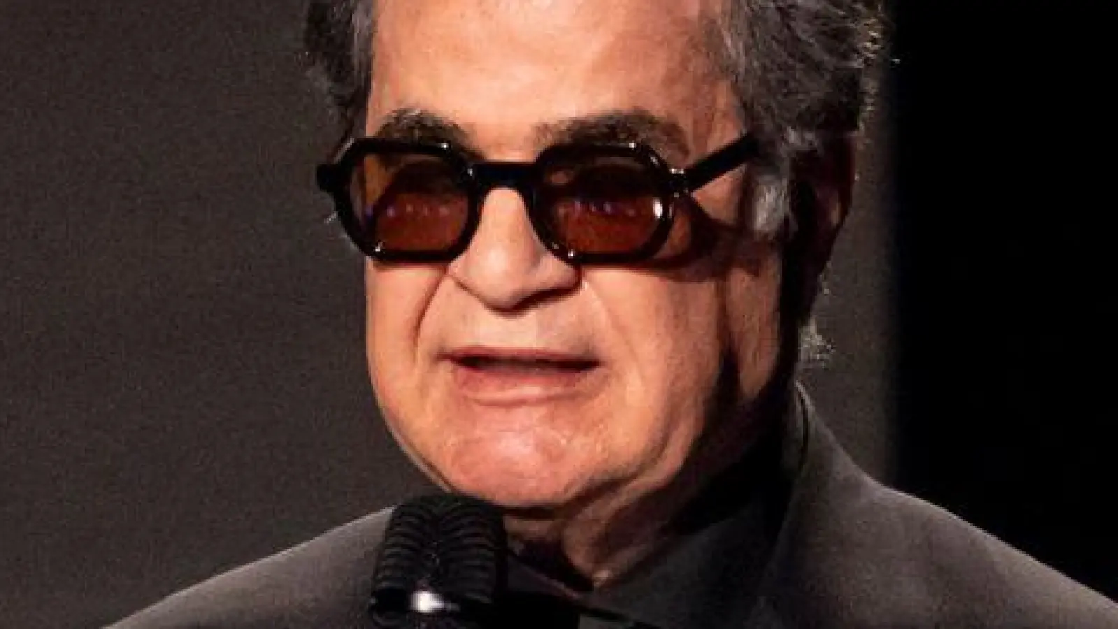 Der iranische Filmemacher Jafar Panahi kehrte trotz einer drohenden Haftstrafe in seine Heimat zurück. (Archivbild) (Foto: Fabian Sommer/dpa)