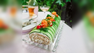 Skandinavienexpertin Michaela Fuchs kombiniert für die Brottorte Toastbrotscheiben mit Gurke, Frischkäse, Krabben und Eiern. (Foto: Michaela Fuchs/Christian Verlag/dpa-tmn)
