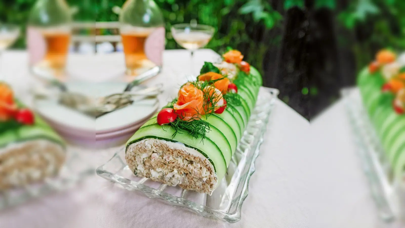 Skandinavienexpertin Michaela Fuchs kombiniert für die Brottorte Toastbrotscheiben mit Gurke, Frischkäse, Krabben und Eiern. (Foto: Michaela Fuchs/Christian Verlag/dpa-tmn)