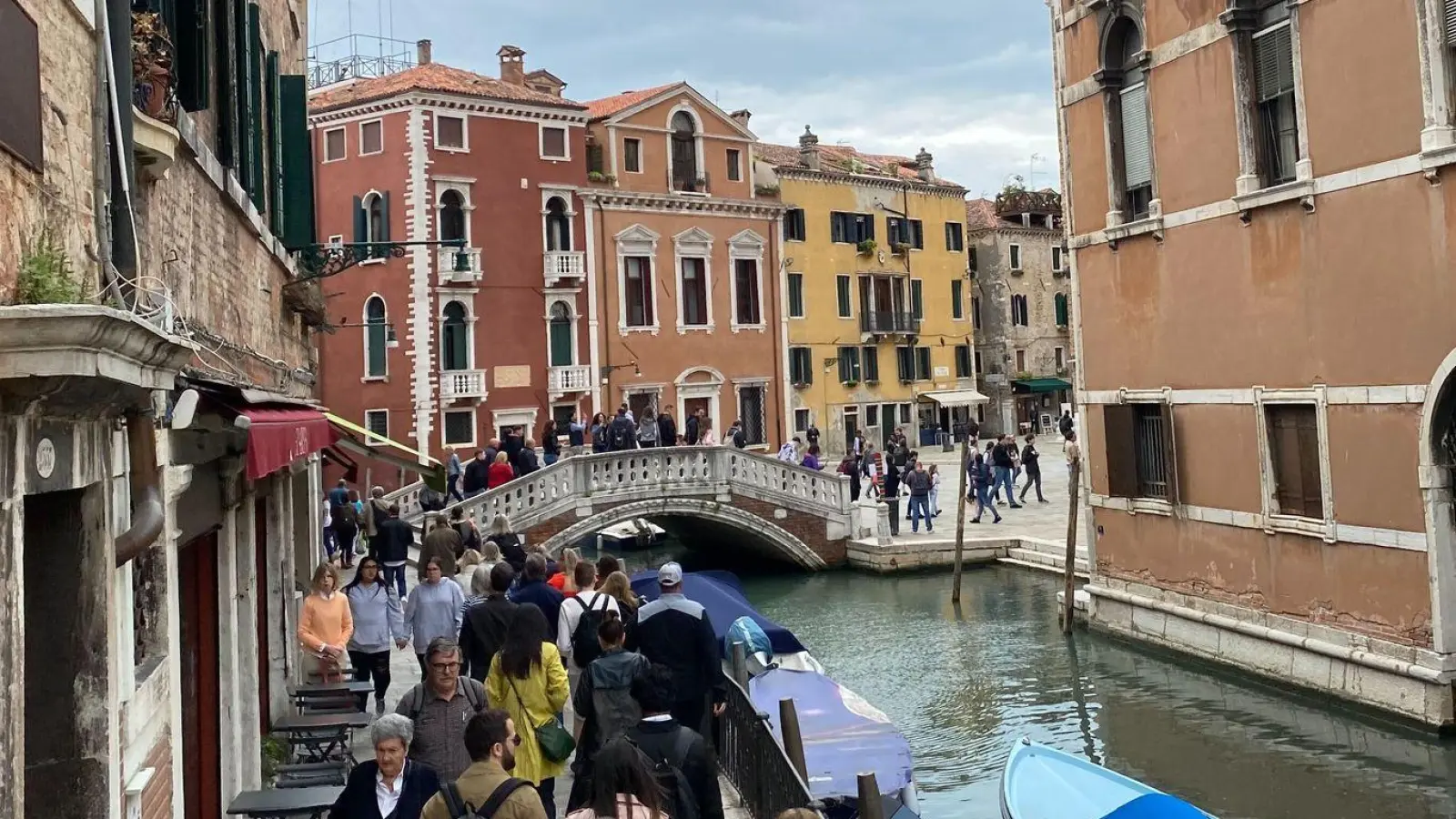 Am 25. April müssen Kurzbesucher erstmals fünf Euro für den Zutritt nach Venedig zahlen. (Foto: Robert Messer/dpa)