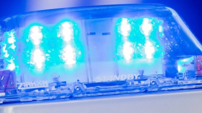 Polizisten suchen in der Nacht nach der Radfahrerin. (Symbolbild) (Foto: Rolf Vennenbernd/dpa)