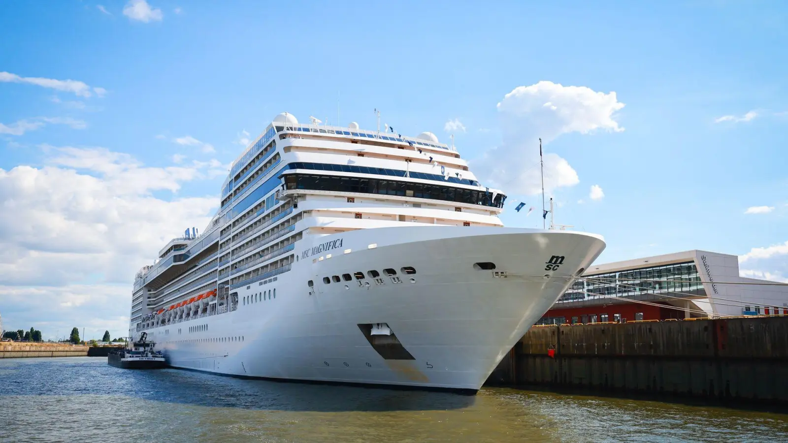 Das Kreuzfahrtschiff „MSC Magnifica“, von dem die Frau verschwand. (Foto: Christian Charisius/dpa)
