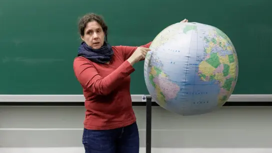 Ozeanografin Prof. Johanna Baehr verdeutlicht in einer Vorlesung den Einfluss der Sonneneinstrahlung auf die Strömung und das Klima der Ozeane. (Foto: Markus Scholz/dpa-tmn)