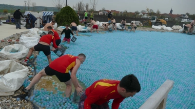 Es ist jedes Jahr aufs Neue eine große Spaß-Veranstaltung: das Abfischen der blauen Bälle aus dem Salzsee in der Therme. (Foto: Helmut Meixner)