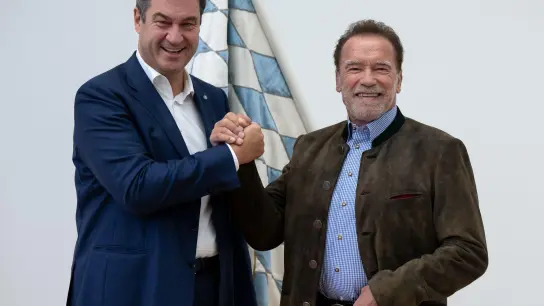 Markus Söder empfängt Arnold Schwarzenegger für die Verleihung des blauen Panthers. (Foto: Sven Hoppe/dpa)