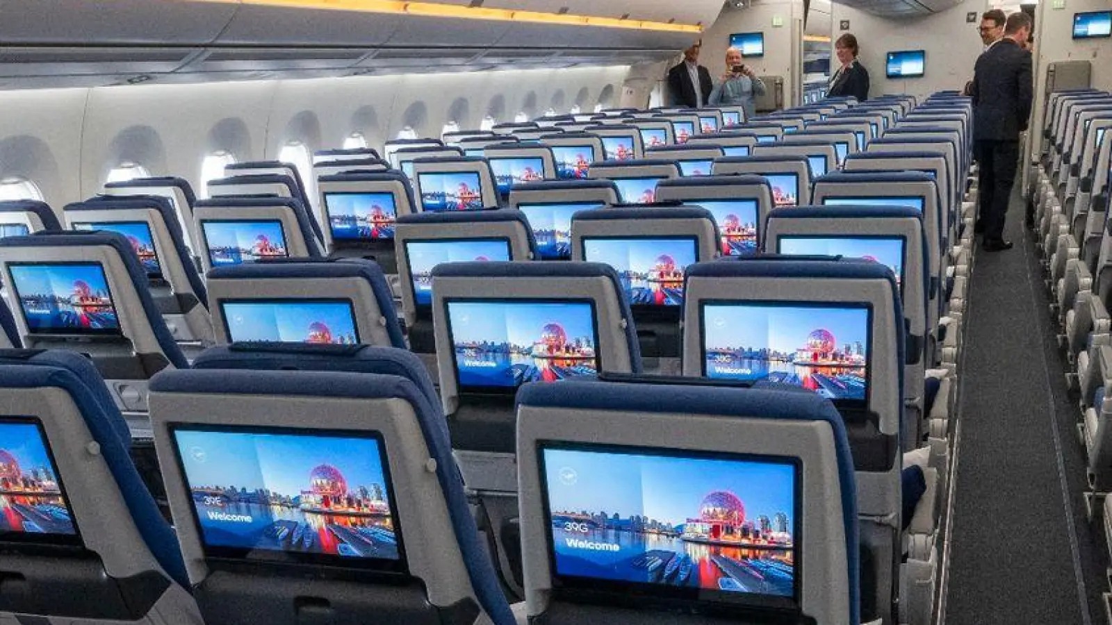 Sitze der Economy Class mit Bildschirmen während der Vorstellung von Lufthansa „Allegris“ in einem Airbus A350-900. Mit dem Kunstbegriff „Allegris“ ist ein neues Kabinenkonzept gemeint, das eine neue Bestuhlung für alle vier Reiseklassen der Langstreckenflugzeuge bedeutet soll. (Foto: Peter Kneffel/dpa)