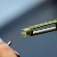 Insulin-Pen bereit, falls es nötig wird: Zeitverschiebung, Hitze, mehr Bewegung – im Urlaub kann der Blutzucker schnell aus der Reihe tanzen. (Foto: Hannes P Albert/dpa/dpa-tmn)