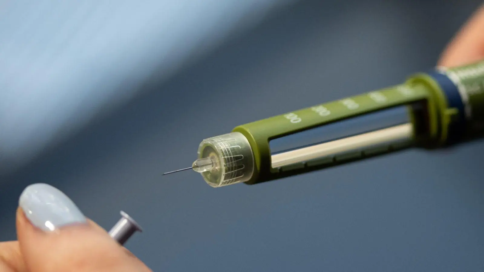 Insulin-Pen bereit, falls es nötig wird: Zeitverschiebung, Hitze, mehr Bewegung – im Urlaub kann der Blutzucker schnell aus der Reihe tanzen. (Foto: Hannes P Albert/dpa/dpa-tmn)
