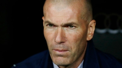 Zinedine Zidane, damals Trainer von Real Madrid, wartet auf den Beginn des Spiels. Der Franzose soll Trainer des FC Bayern München werden. (Foto: Manu Fernandez/AP/dpa)