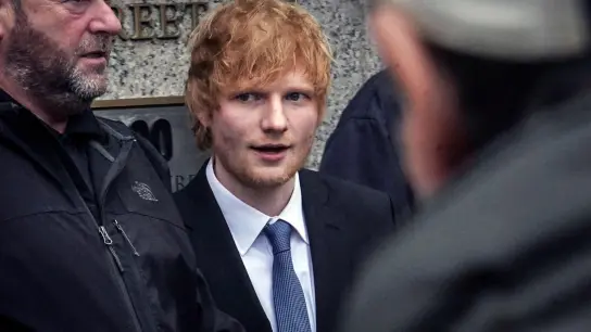 Ed Sheeran stimmte im Urheberrechtsstreit ein paar Takte einer Melodie an. (Foto: Bebeto Matthews/AP/dpa)