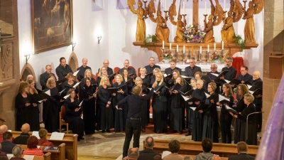 „Lauter Lieben“: Der Amadeus-Chor trat in Merkendorf zum ersten Mal unter seinem neuen Leiter Julian Hauptmann auf. (Foto: Martin Stumpf)