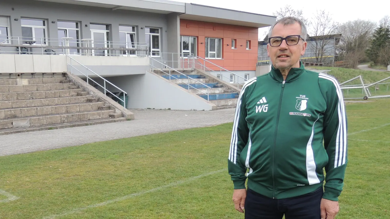Wolfgang Guttropf auf dem A-Platz der TuS-Fußballabteilung. Bei der Generalsanierung des im Hintergrund zu sehenden Sportheims oblag ihm die Bauleitung. (Foto: Peter Zumach)